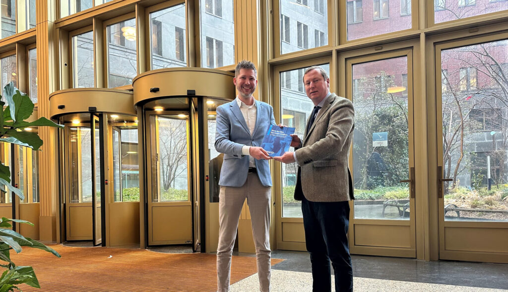 Overhandiging petitie NowID Wet kwaliteit incassodienstverlening